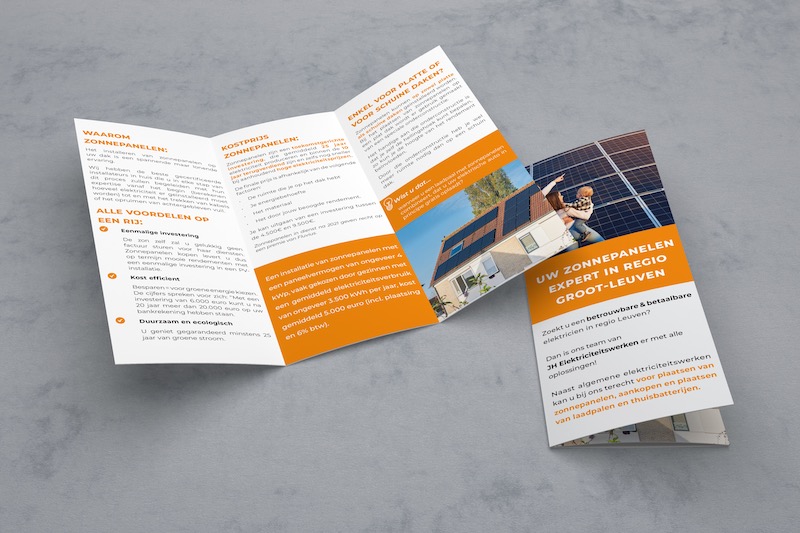 Een oranje driebladige brochure met een zonnepaneel erop.