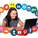 Een meisje dat achter een laptop zit en logo's ontwerpt, omringd door sociale iconen.