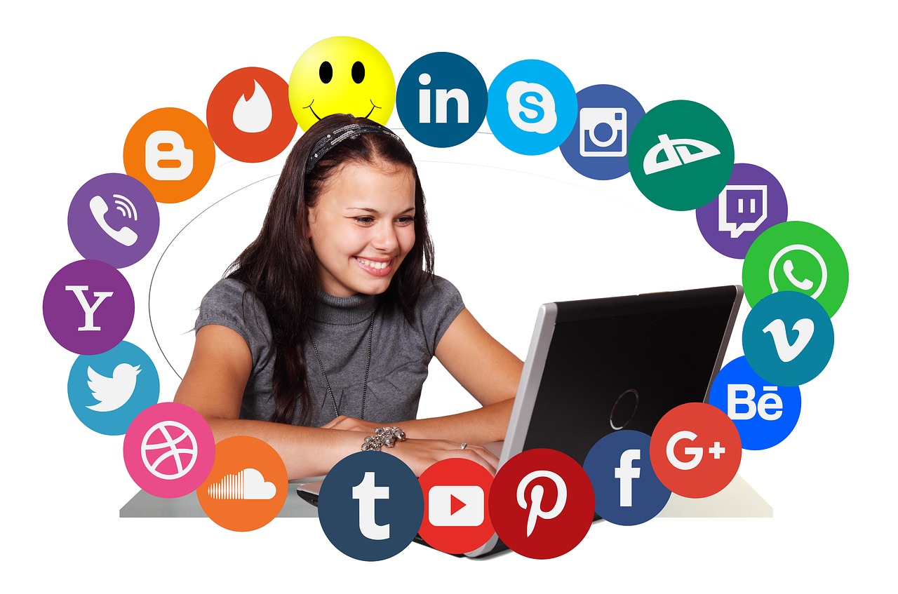 Een meisje dat achter een laptop zit en logo's ontwerpt, omringd door sociale iconen.