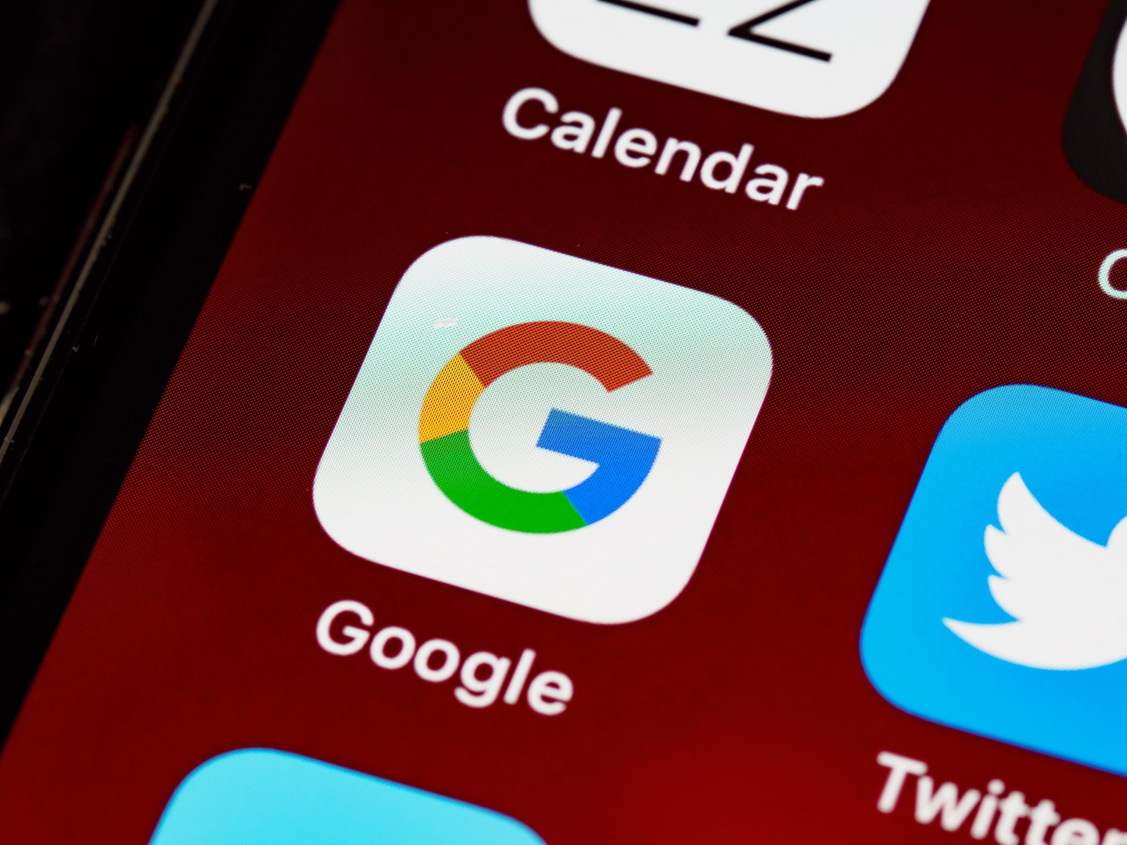 Het Google-logo wordt weergegeven op een mobiele telefoon met een uitzonderlijk webdesign.