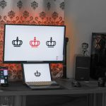 Een bureau met een monitor, toetsenbord en muis ontworpen voor Logo Maken.
