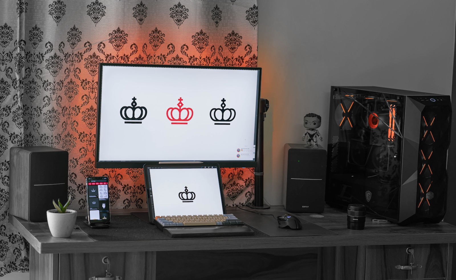 Een bureau met een monitor, toetsenbord en muis ontworpen voor Logo Maken.