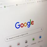 Tijdens het webdesign wordt het Google-logo op een computerscherm weergegeven.