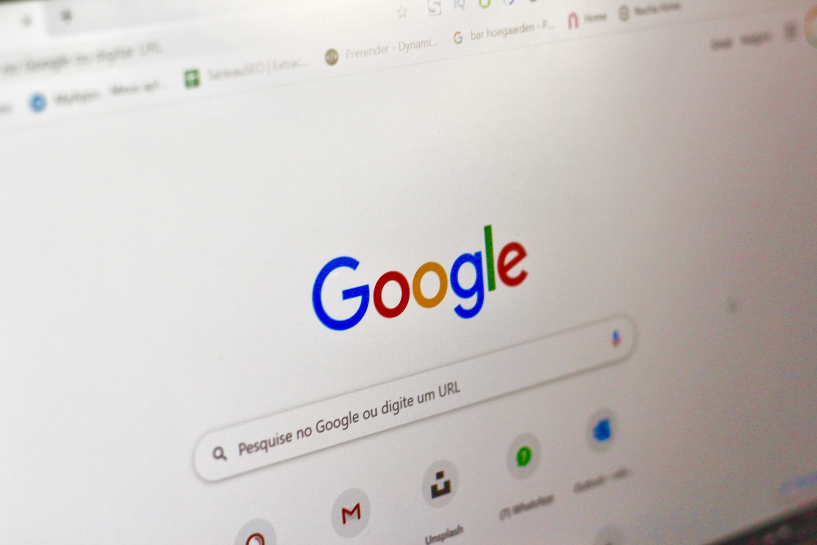 Tijdens het webdesign wordt het Google-logo op een computerscherm weergegeven.