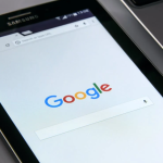 Het Google-logo wordt tijdens het ontwerpen van de website op een mobiele telefoon weergegeven.