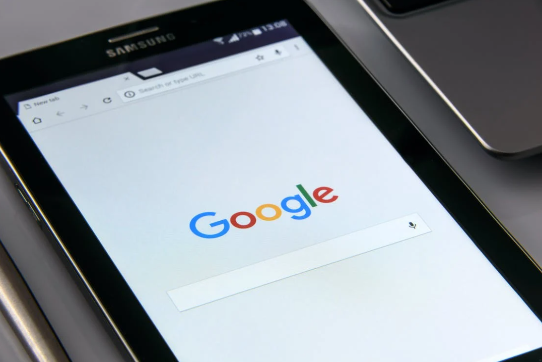 Het Google-logo wordt tijdens het ontwerpen van de website op een mobiele telefoon weergegeven.
