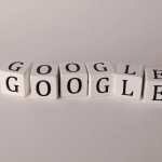 Het woord Google is door een webdesigner op een witte achtergrond gespeld.