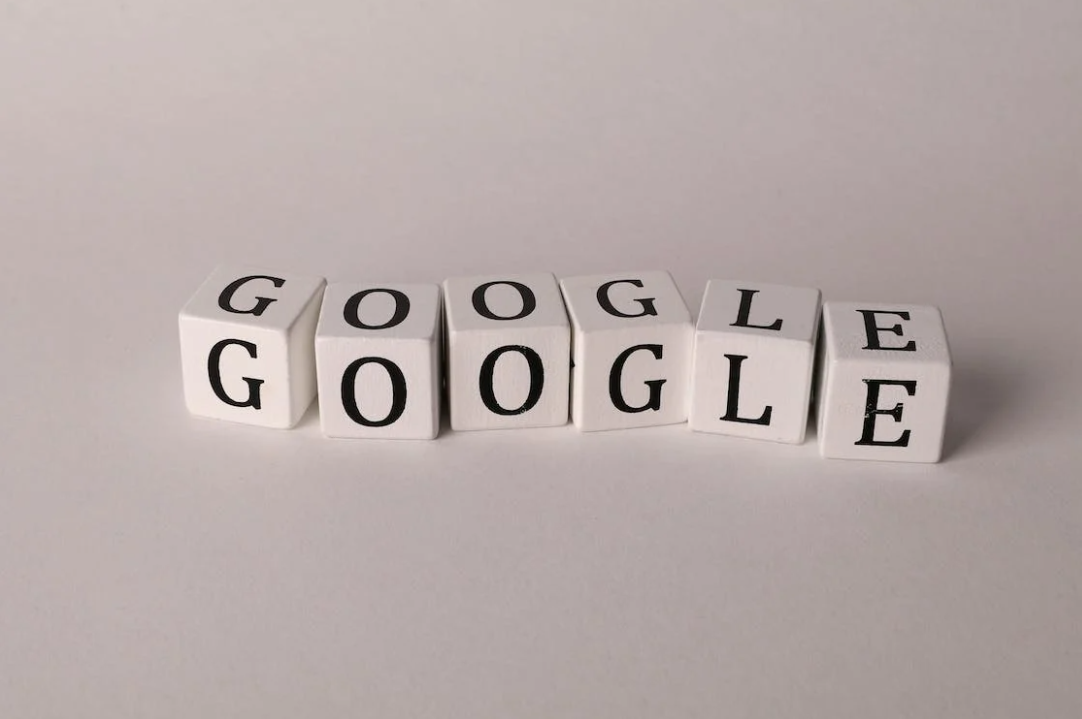 Het woord Google is door een webdesigner op een witte achtergrond gespeld.