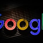 Het Google-logo wordt op een donkere achtergrond weergegeven, omdat een SEO-specialist zich richt op het optimaliseren van de zichtbaarheid ervan.