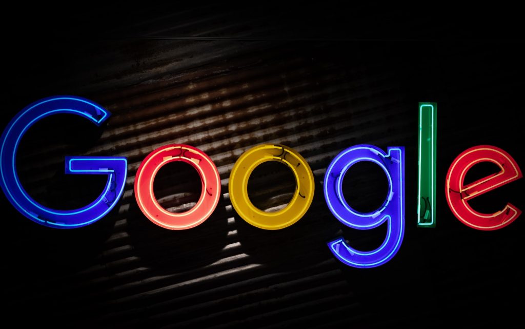 Het Google-logo wordt op een donkere achtergrond weergegeven, omdat een SEO-specialist zich richt op het optimaliseren van de zichtbaarheid ervan.