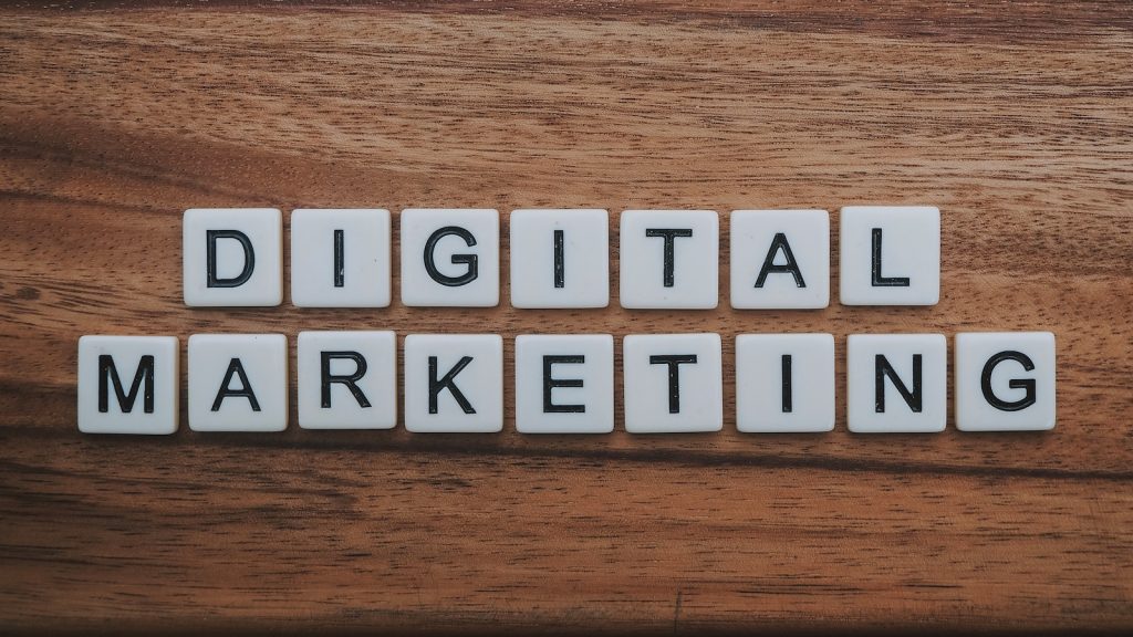 Het woord digitale marketing weergegeven op een houten tafel door een SEO-specialist.