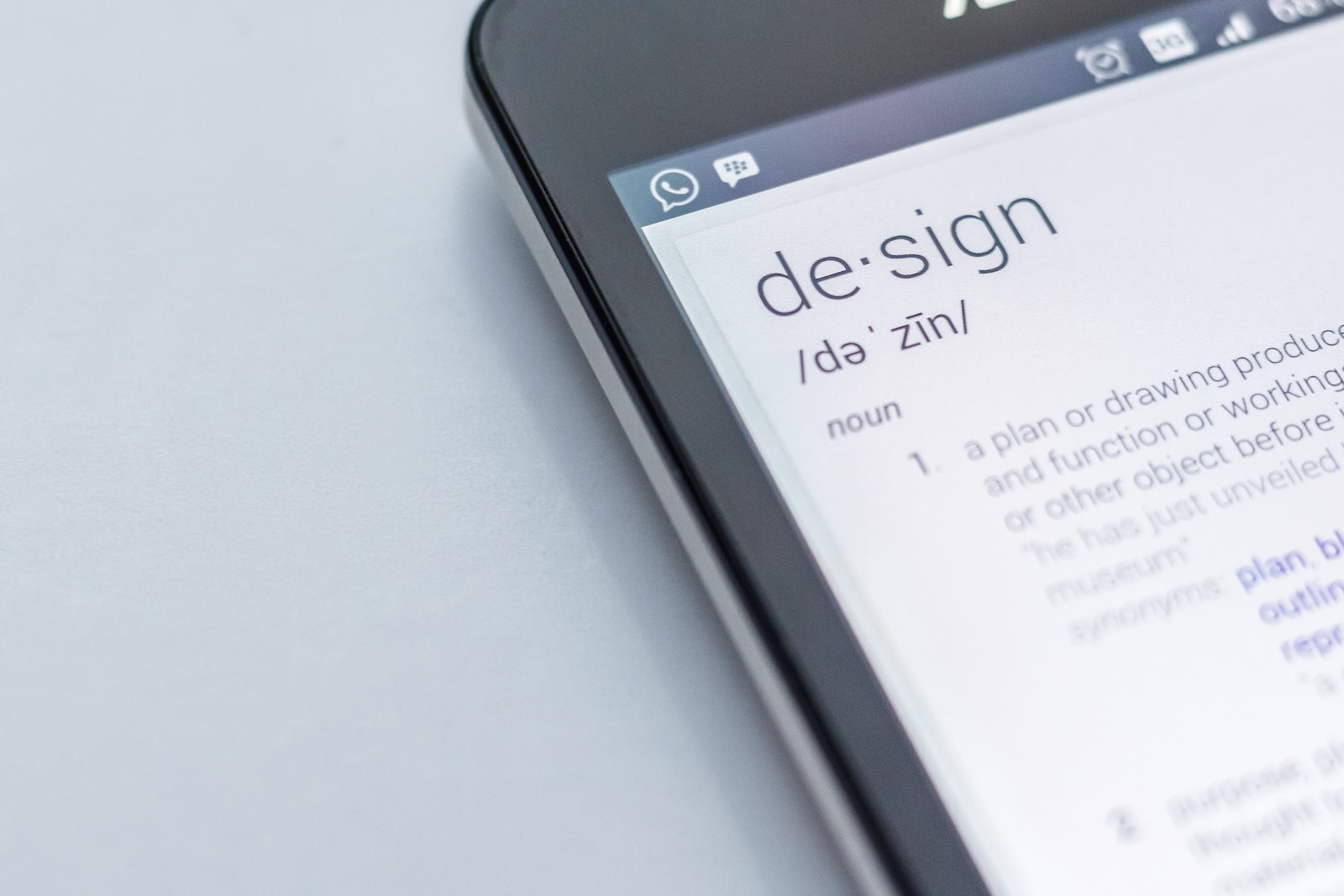 Een smartphone met een betoverend ontwerp erop, gemaakt door een uitzonderlijke Grafisch Ontwerper.