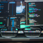 Een bril die bovenop een computerscherm zit en de nieuwste webdesigntrends laat zien.