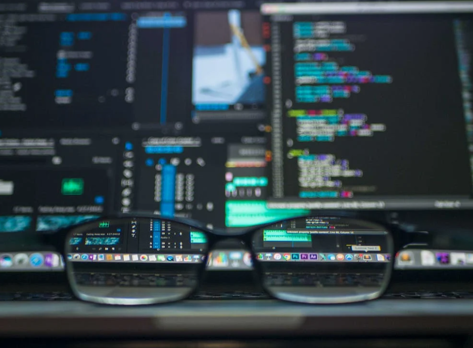 Een bril die bovenop een computerscherm zit en de nieuwste webdesigntrends laat zien.
