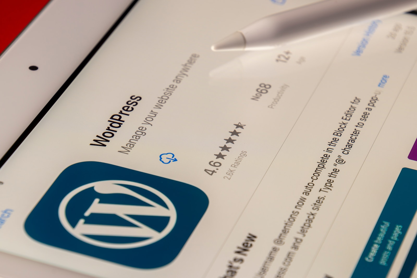 De Wordpress-app wordt op een iPad weergegeven voor het maken of beheren van een Wordpress-website.