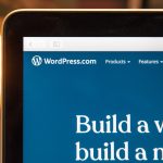 De op CMS gebaseerde WordPress-website wordt weergegeven op een laptop.