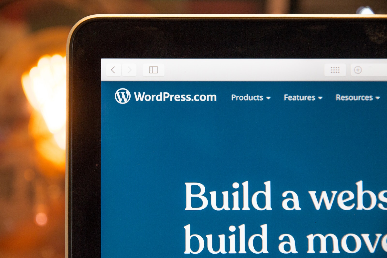 De op CMS gebaseerde WordPress-website wordt weergegeven op een laptop.