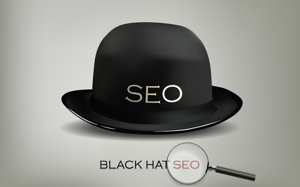 Een SEO-strategie met een zwarte hoed wordt gesymboliseerd door een zwarte hoed versierd met het woord ‘seo’ en vergezeld van een vergrootglas.